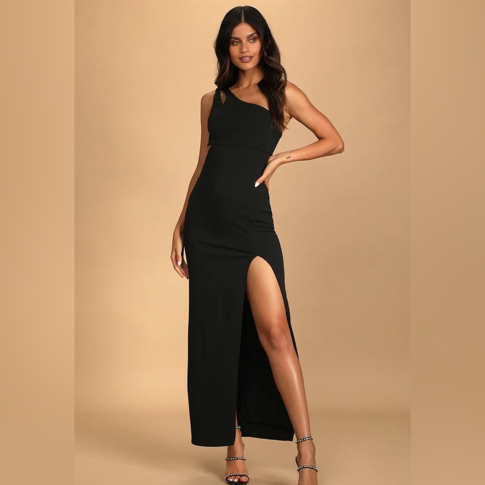 Lulu’s Black One-Shoulder Cutout Maxi Dress